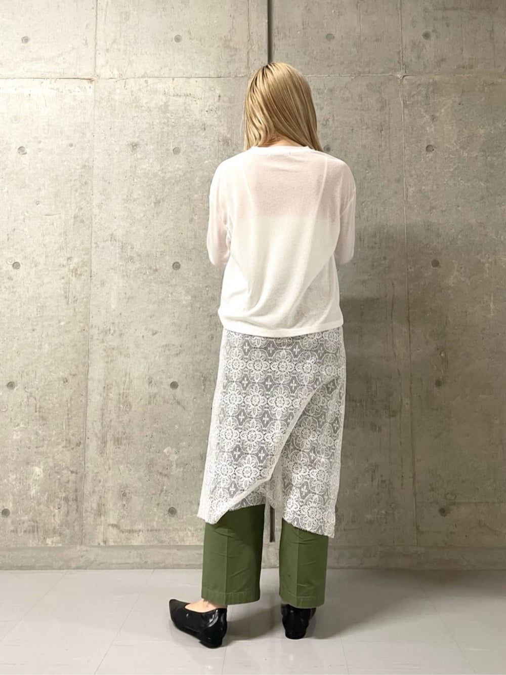 ホワイト系のスカート、グリーン系のその他パンツ、ホワイト系のTシャツ/カットソーを着用したレディースの春コーディネートの2枚目の写真