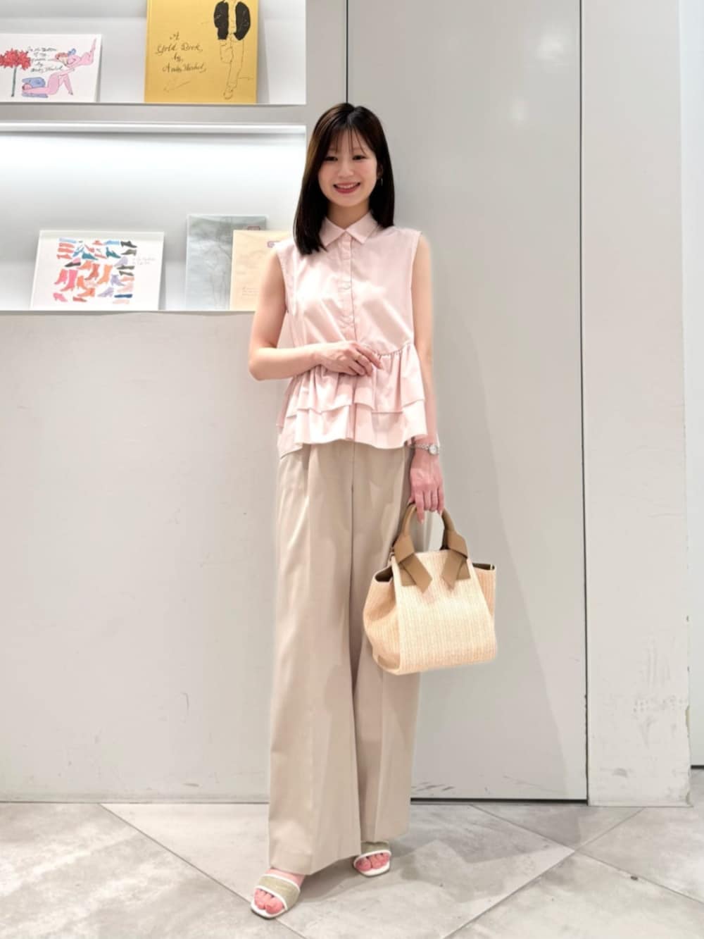 ピンク系のシャツ/ブラウス、ベージュ系のその他パンツ、ホワイト系のトートバッグを着用したレディースの夏コーディネートの2枚目の写真