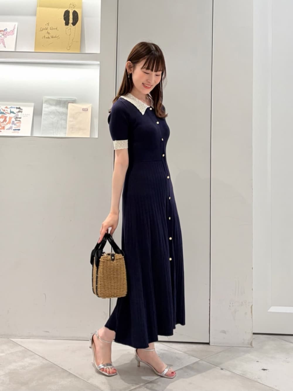ブラック系のかごバッグ、ブルー系のワンピースを着用したレディースの夏コーディネートの2枚目の写真