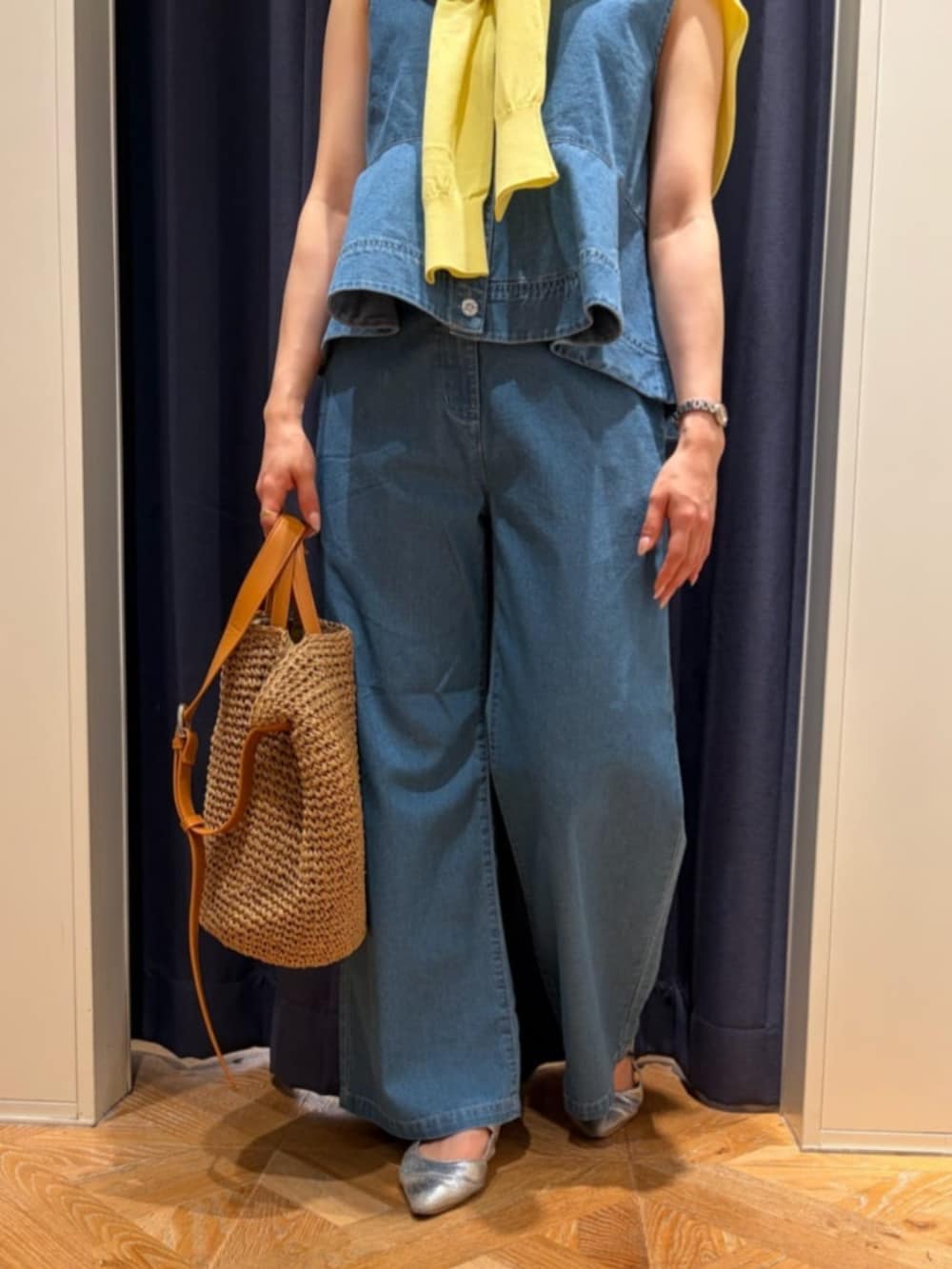 ブルー系のシャツ/ブラウス、ブルー系のデニムパンツ、イエロー系のカーディガン/ボレロを着用したレディースの春コーディネートの5枚目の写真