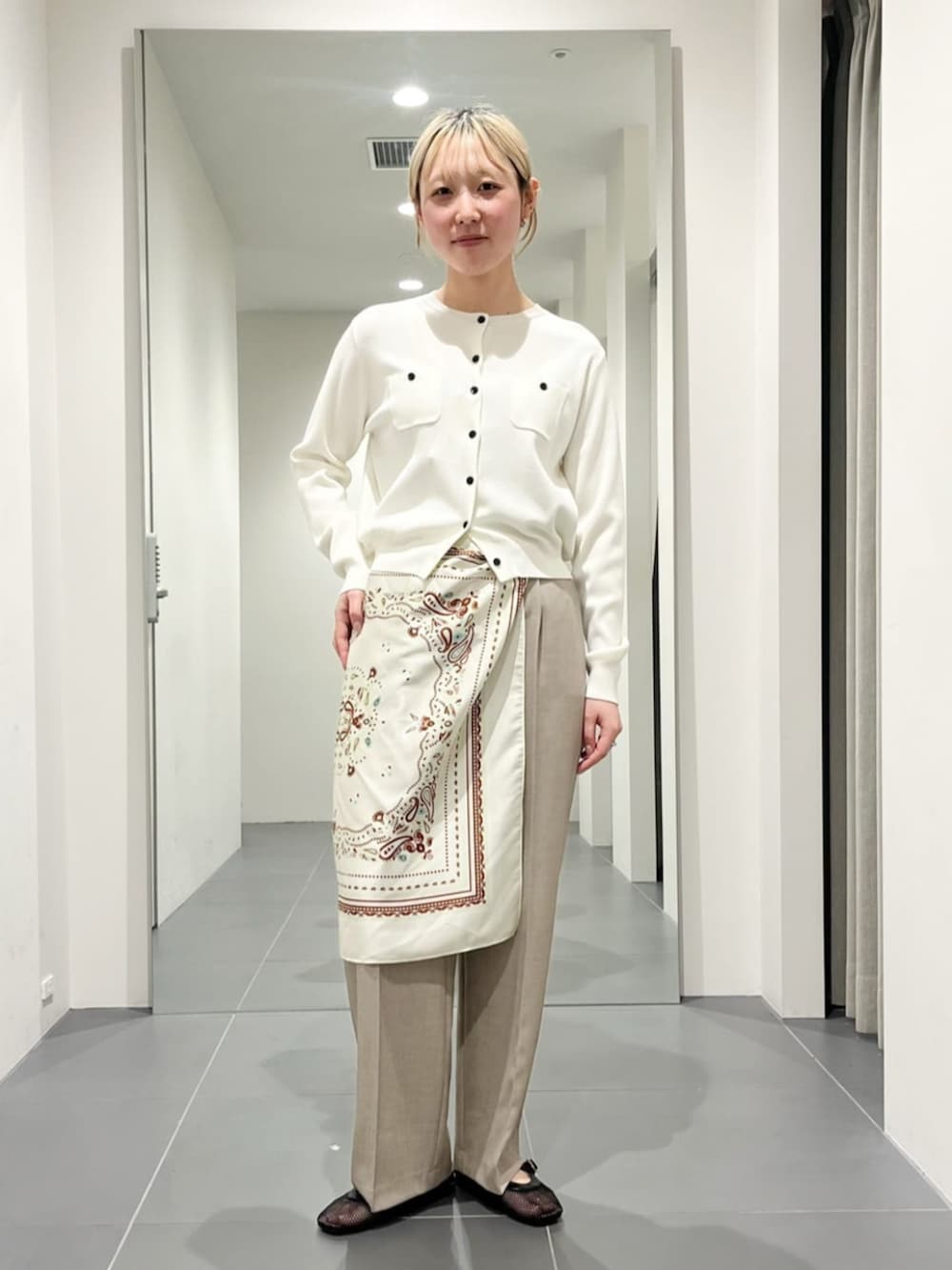 ホワイト系のカーディガン/ボレロ、ベージュ系のその他パンツ、ベージュ系のバンダナ/スカーフを着用したレディースの春コーディネートの2枚目の写真