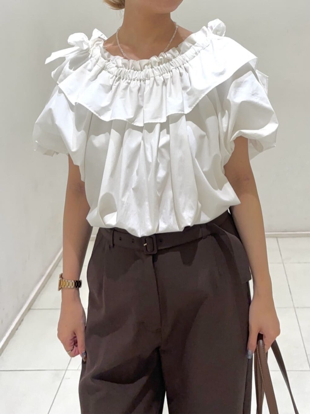 ホワイト系のシャツ/ブラウス、ブラウン系のその他パンツ、ホワイト系のボストンバッグを着用したレディースの夏コーディネートの5枚目の写真