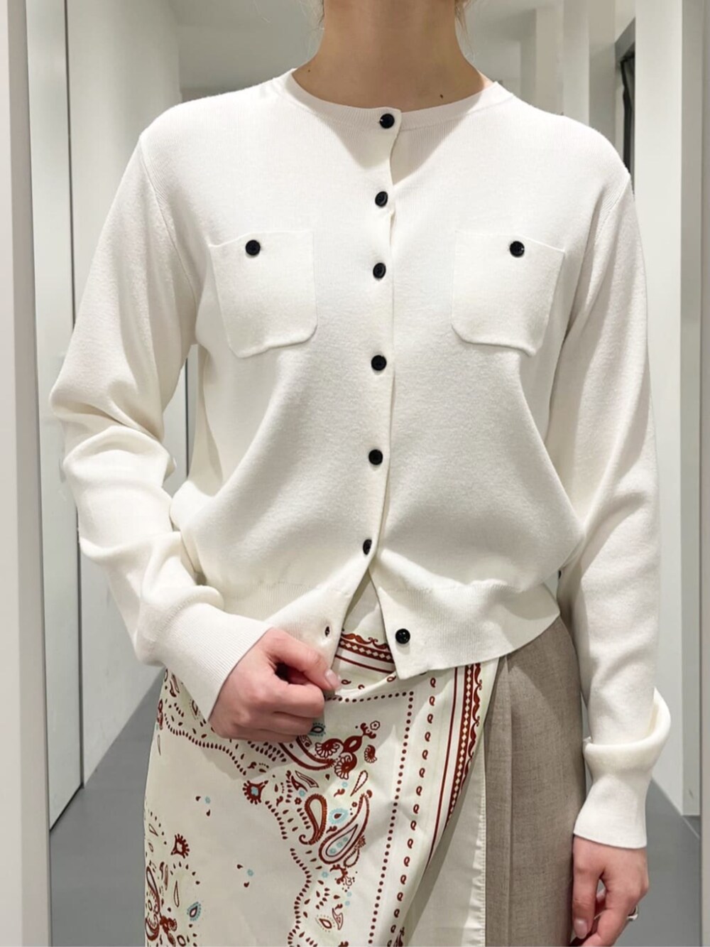 ホワイト系のカーディガン/ボレロ、ベージュ系のその他パンツ、ベージュ系のバンダナ/スカーフを着用したレディースの春コーディネートの4枚目の写真