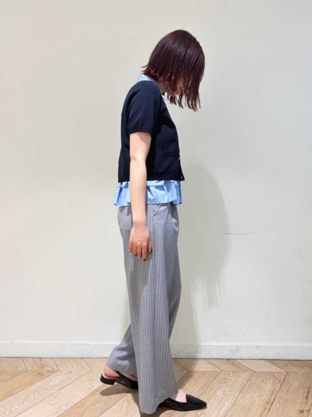ブラック系のローファー、ブルー系のカーディガン/ボレロ、ブルー系のシャツ/ブラウスを着用したレディースの春コーディネートの2枚目の写真