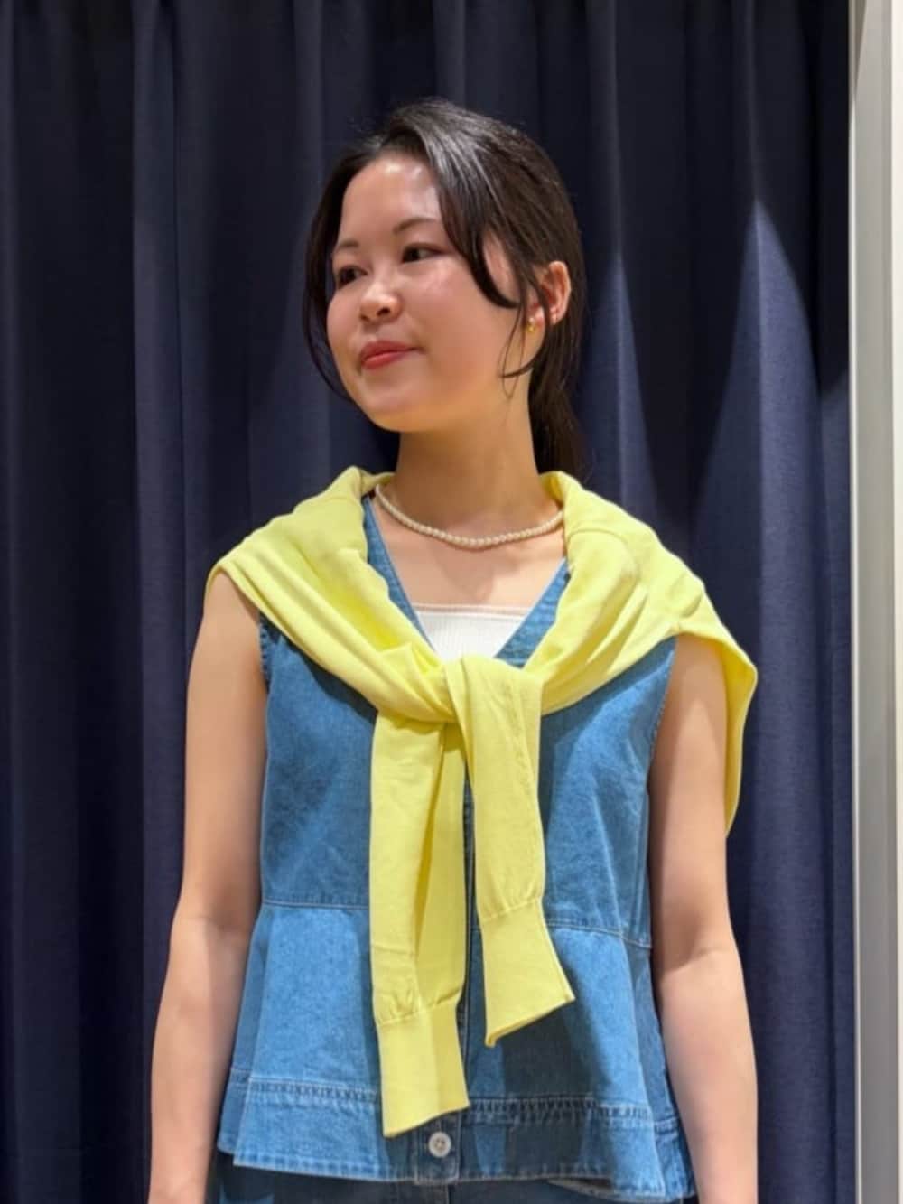 ブルー系のシャツ/ブラウス、ブルー系のデニムパンツ、イエロー系のカーディガン/ボレロを着用したレディースの春コーディネートの4枚目の写真