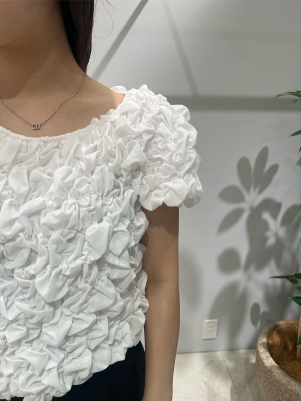 ブラック系のサンダル、ホワイト系のシャツ/ブラウス、ブラック系のその他パンツを着用したレディースの夏コーディネートの6枚目の写真