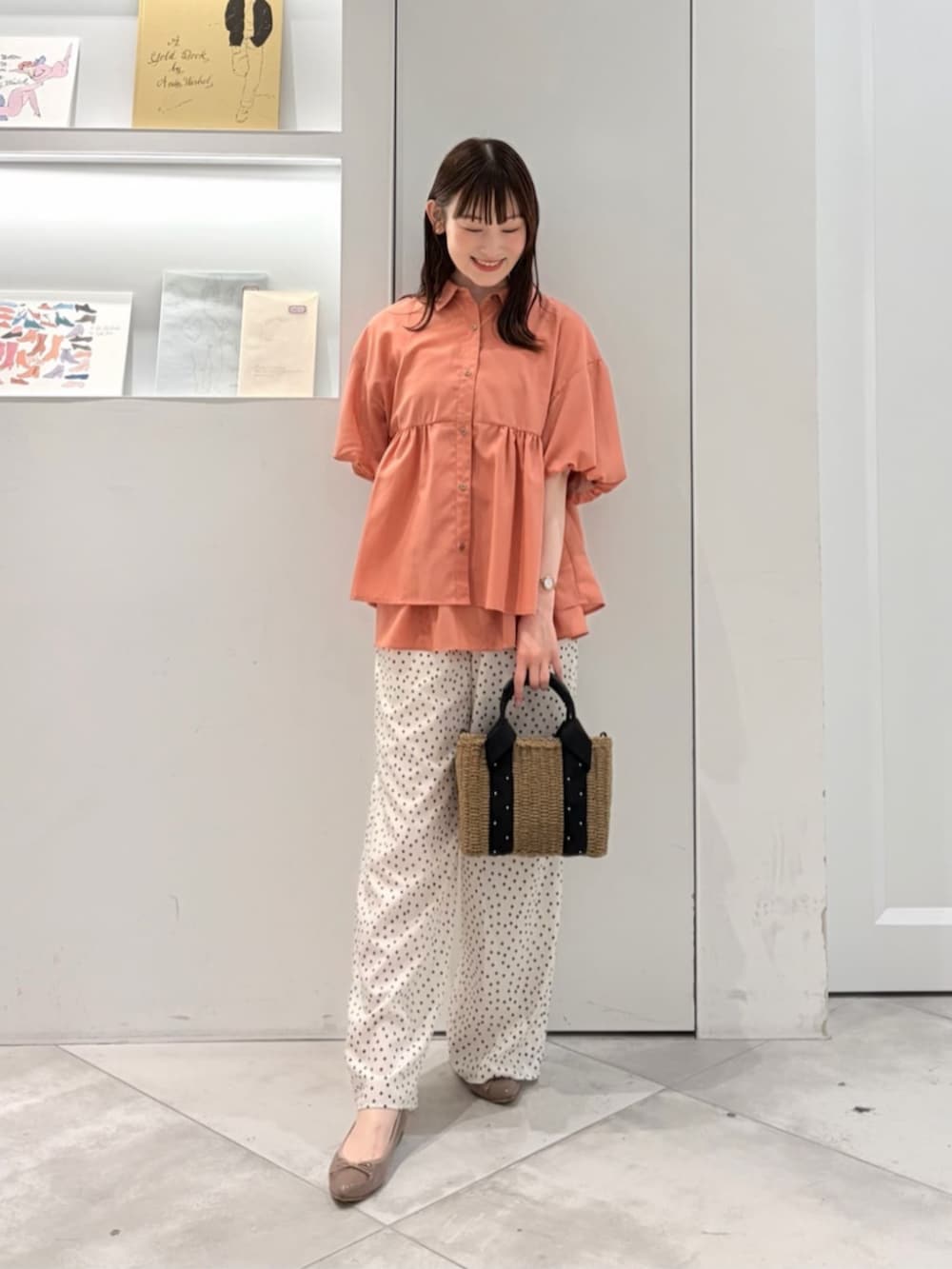 ホワイト系のその他パンツ、ブラック系のかごバッグ、オレンジ系のシャツ/ブラウスを着用したレディースの夏コーディネートの3枚目の写真