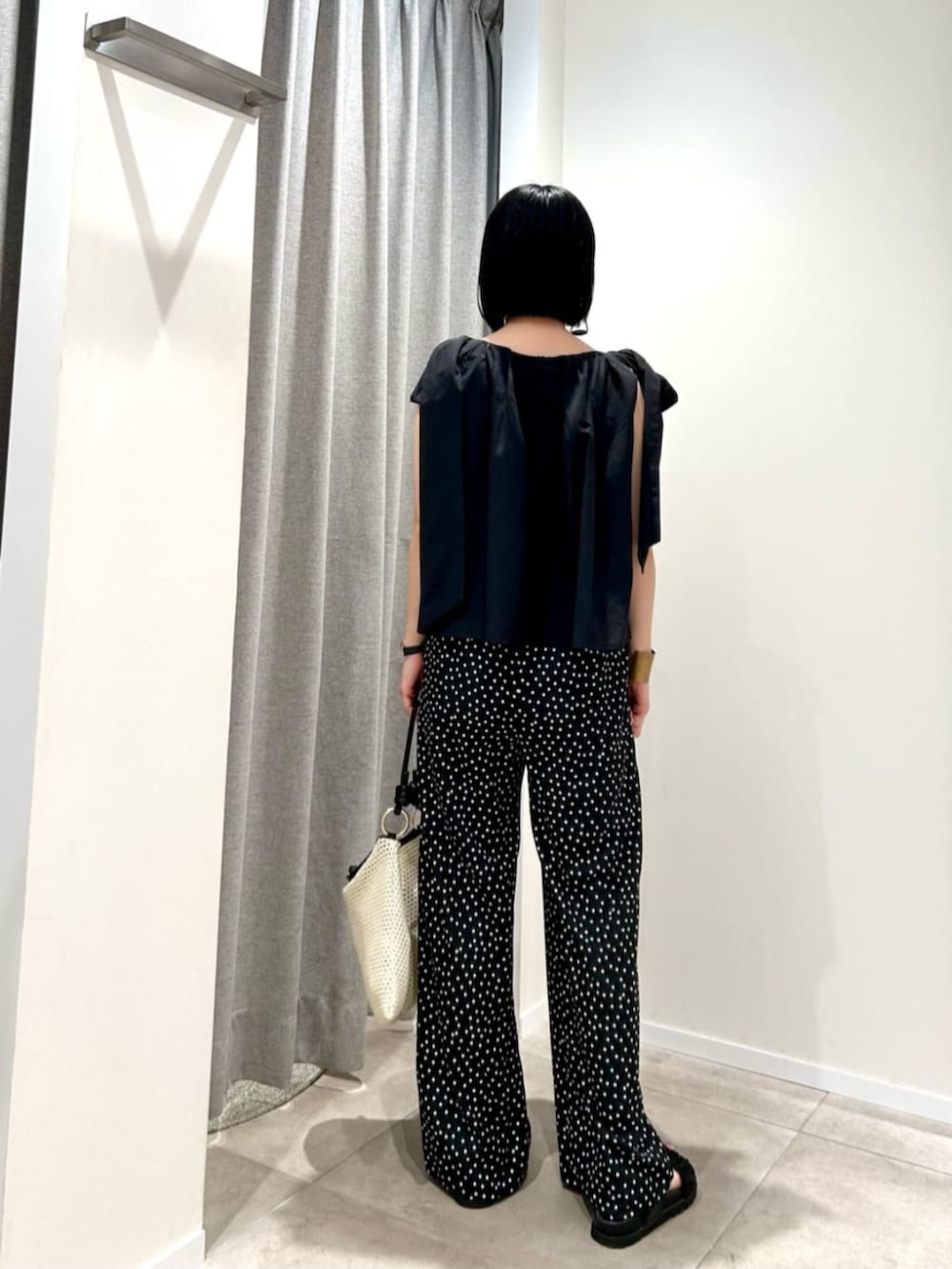 ホワイト系のショルダーバッグ、ブラック系のシャツ/ブラウス、ブラック系のその他パンツを着用したレディースの夏コーディネートの7枚目の写真