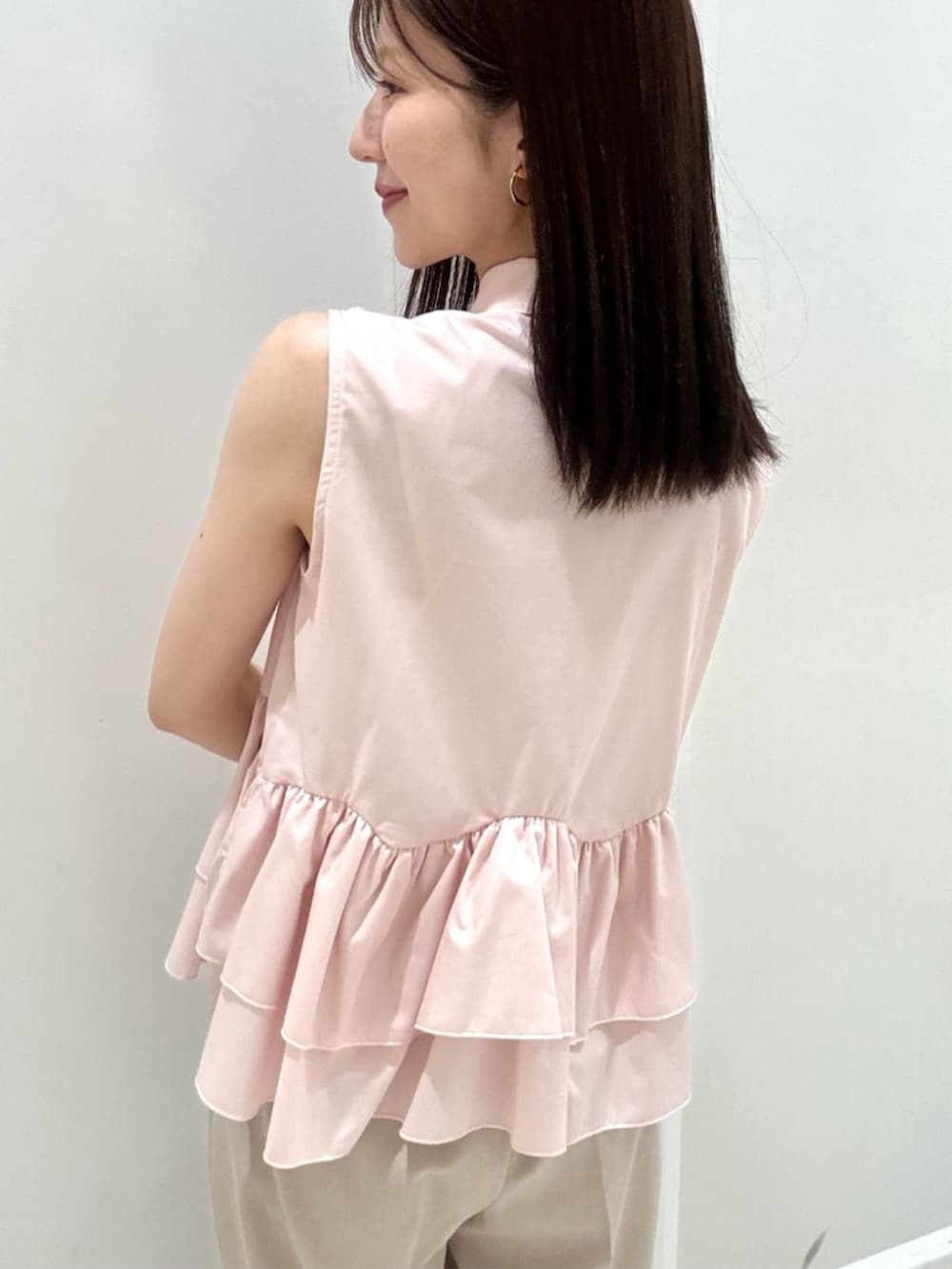 ピンク系のシャツ/ブラウス、ベージュ系のその他パンツ、ホワイト系のトートバッグを着用したレディースの夏コーディネートの7枚目の写真