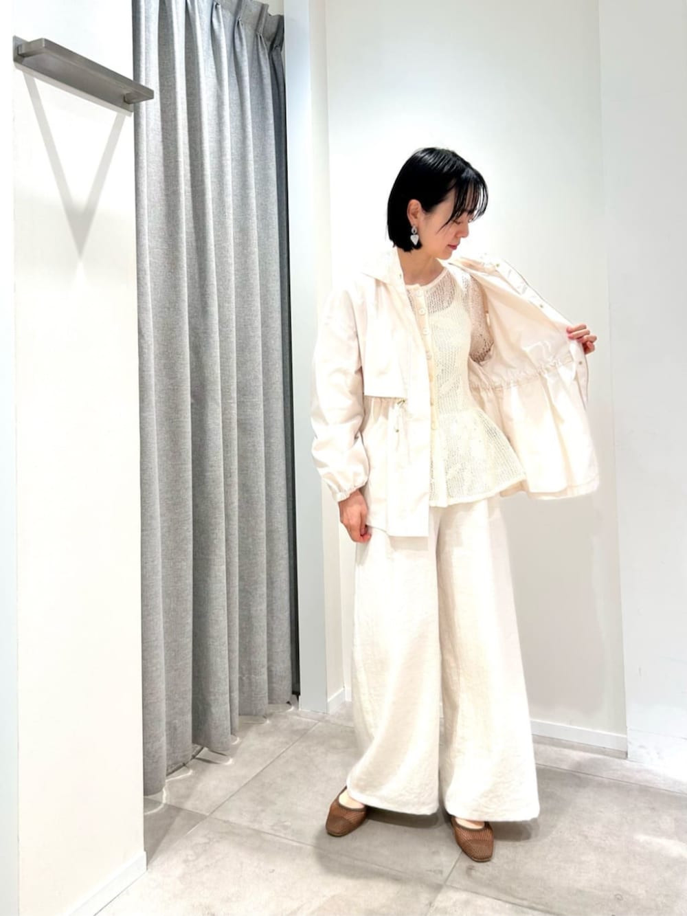 ホワイト系のブルゾン、ホワイト系のカーディガン/ボレロ、ホワイト系のその他パンツを着用したレディースの春コーディネートの3枚目の写真