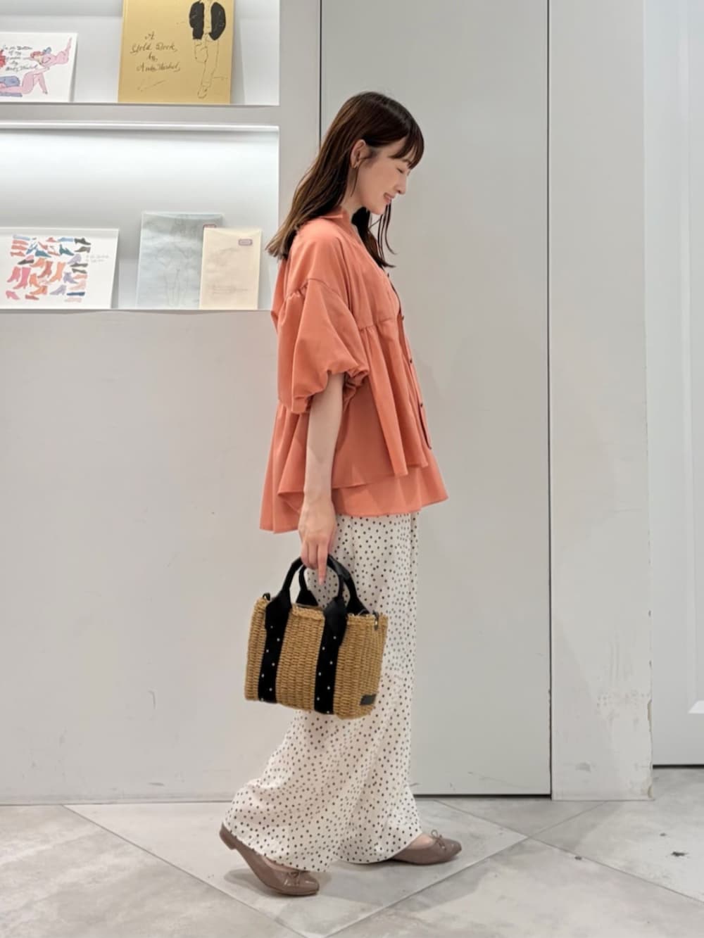 ホワイト系のその他パンツ、ブラック系のかごバッグ、オレンジ系のシャツ/ブラウスを着用したレディースの夏コーディネートの2枚目の写真