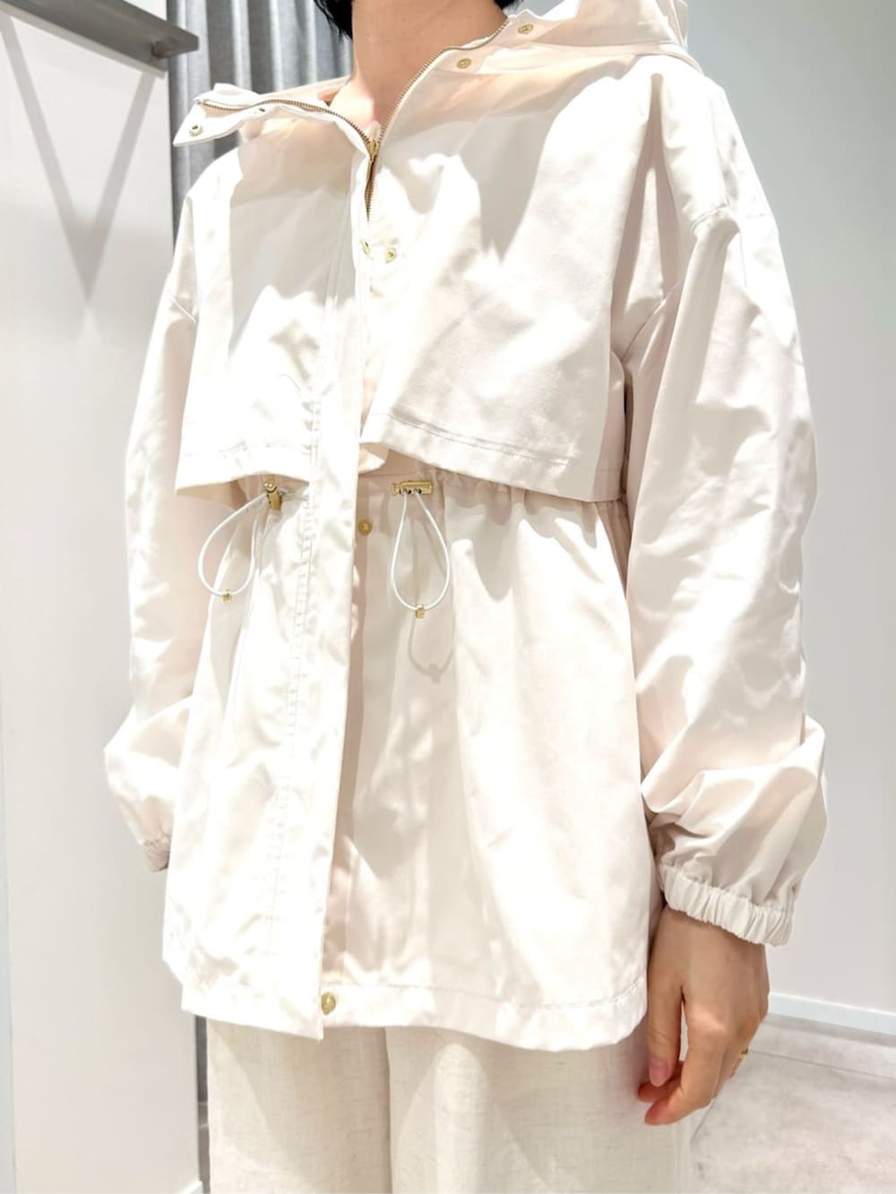 ホワイト系のブルゾン、ホワイト系のカーディガン/ボレロ、ホワイト系のその他パンツを着用したレディースの春コーディネートの7枚目の写真