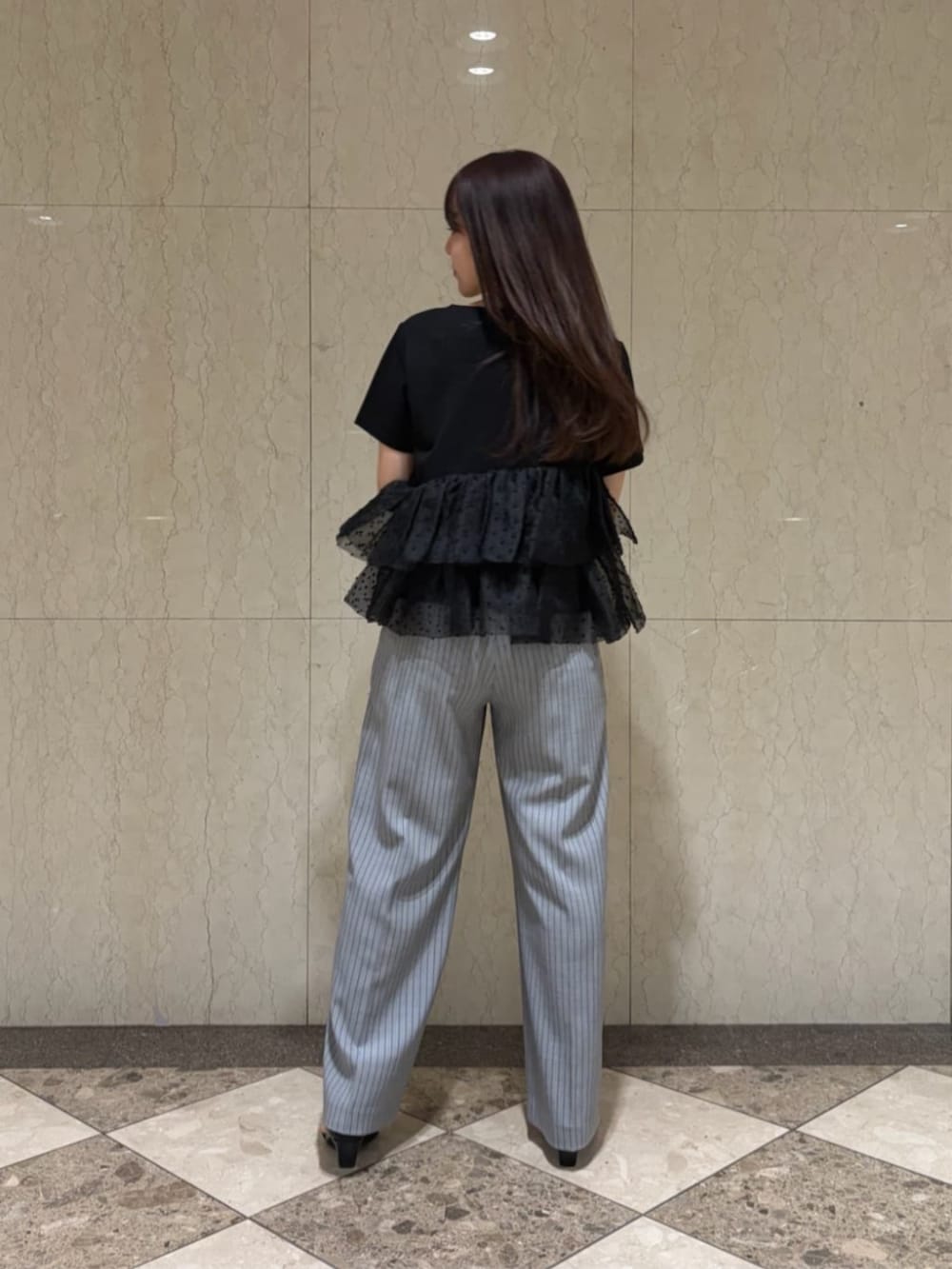 グレー系のその他パンツ、ブラック系のTシャツ/カットソーを着用したレディースの春コーディネートの2枚目の写真