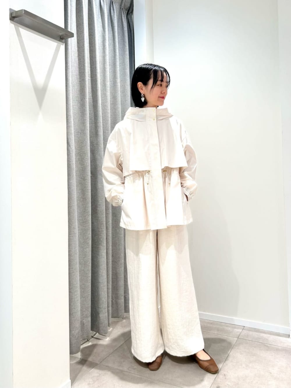 ホワイト系のブルゾン、ホワイト系のカーディガン/ボレロ、ホワイト系のその他パンツを着用したレディースの春コーディネートの4枚目の写真