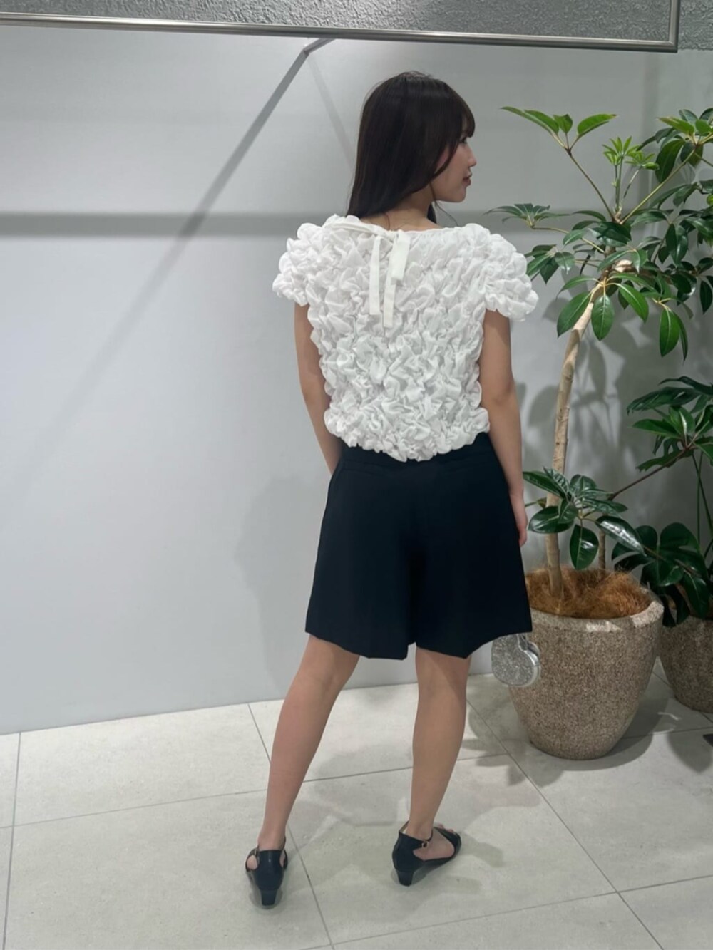 ブラック系のサンダル、ホワイト系のシャツ/ブラウス、ブラック系のその他パンツを着用したレディースの夏コーディネートの3枚目の写真