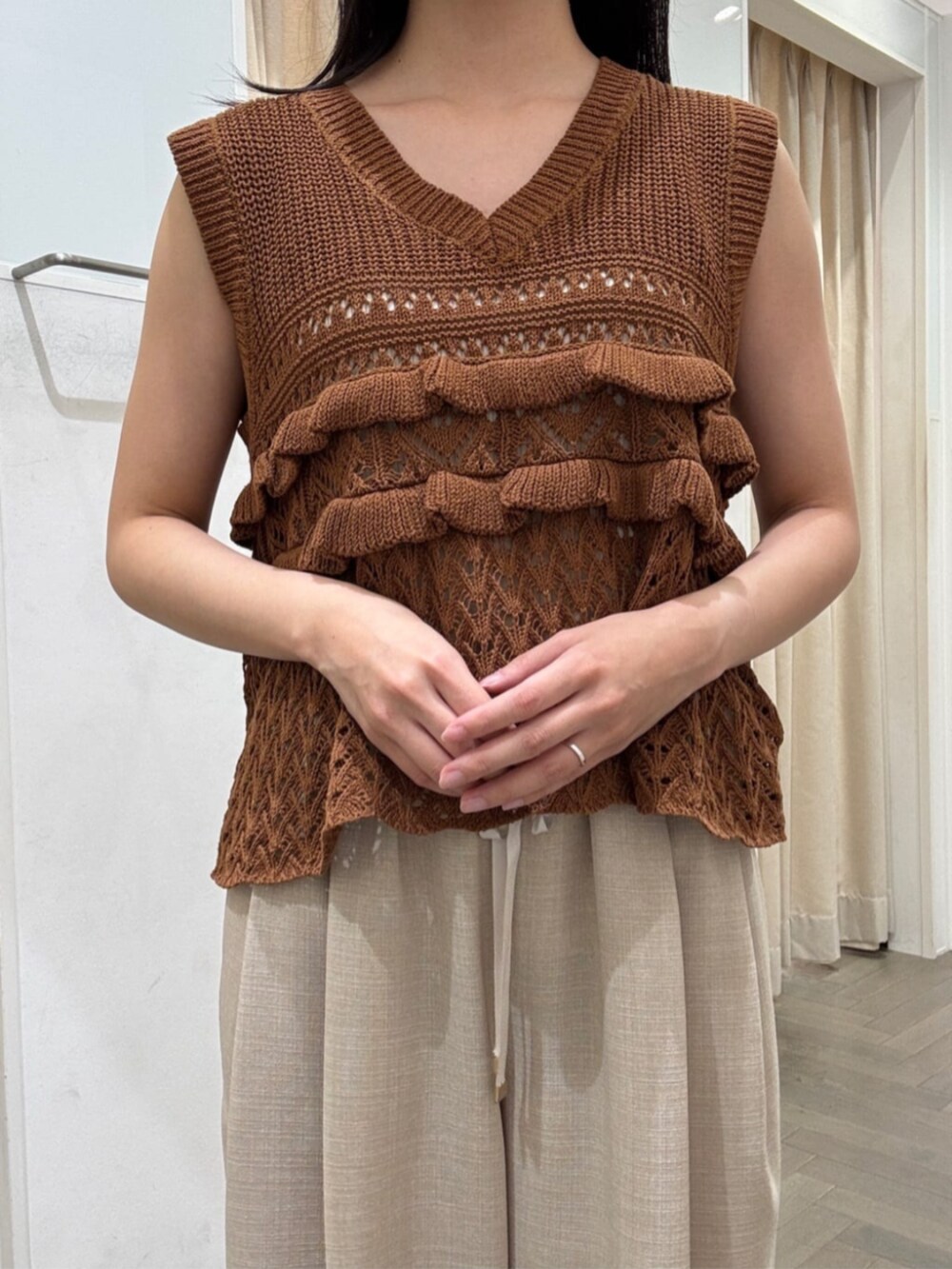 ブラック系のサンダル、イエロー系のニット/セーター、ベージュ系のその他パンツを着用したレディースの夏コーディネートの4枚目の写真