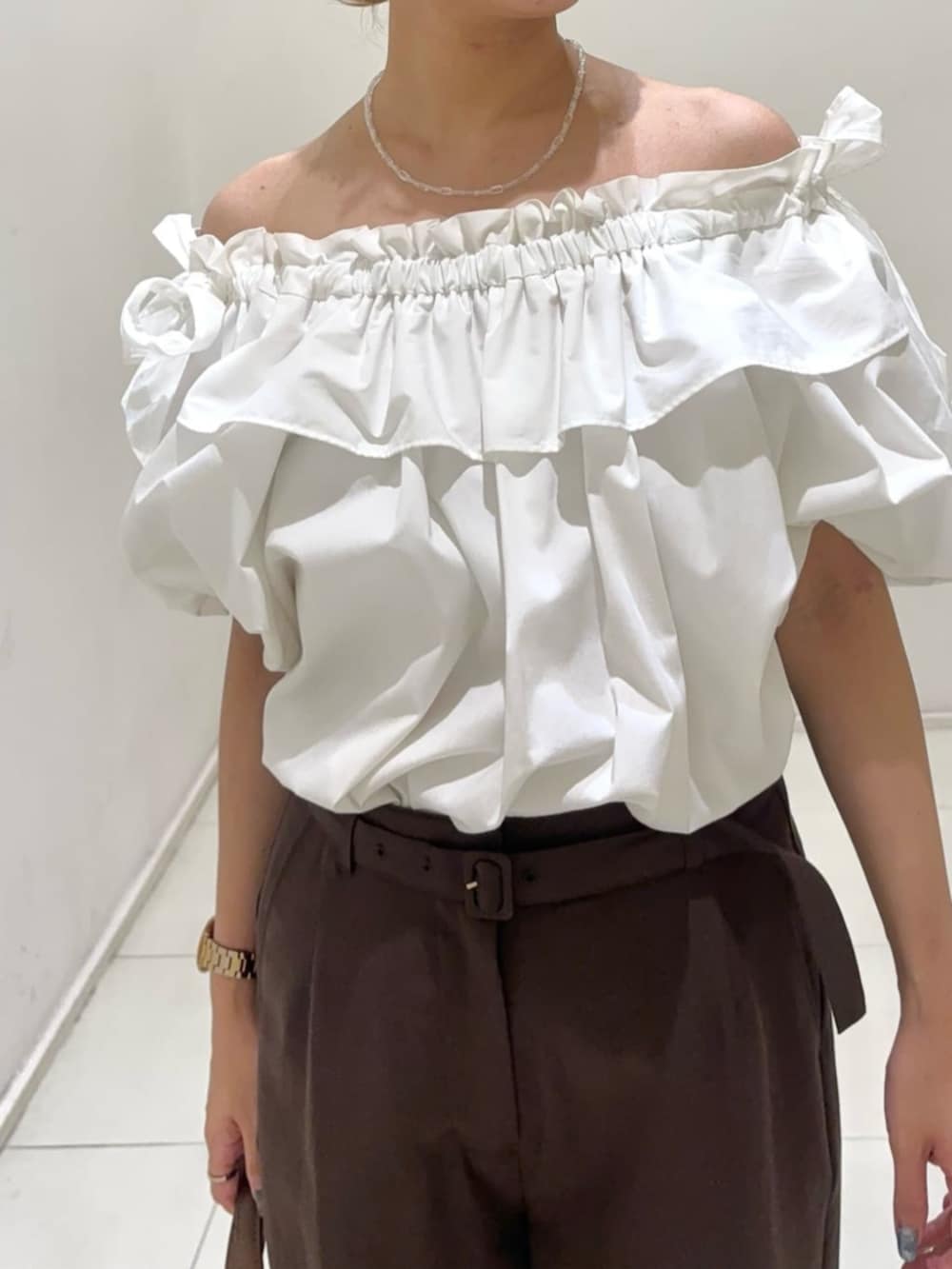 ホワイト系のシャツ/ブラウス、ブラウン系のその他パンツ、ホワイト系のボストンバッグを着用したレディースの夏コーディネートの4枚目の写真