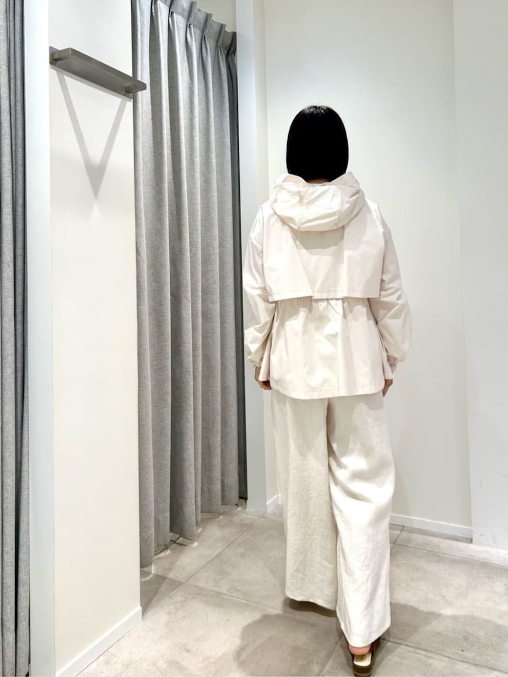 ホワイト系のブルゾン、ホワイト系のカーディガン/ボレロ、ホワイト系のその他パンツを着用したレディースの春コーディネートの6枚目の写真