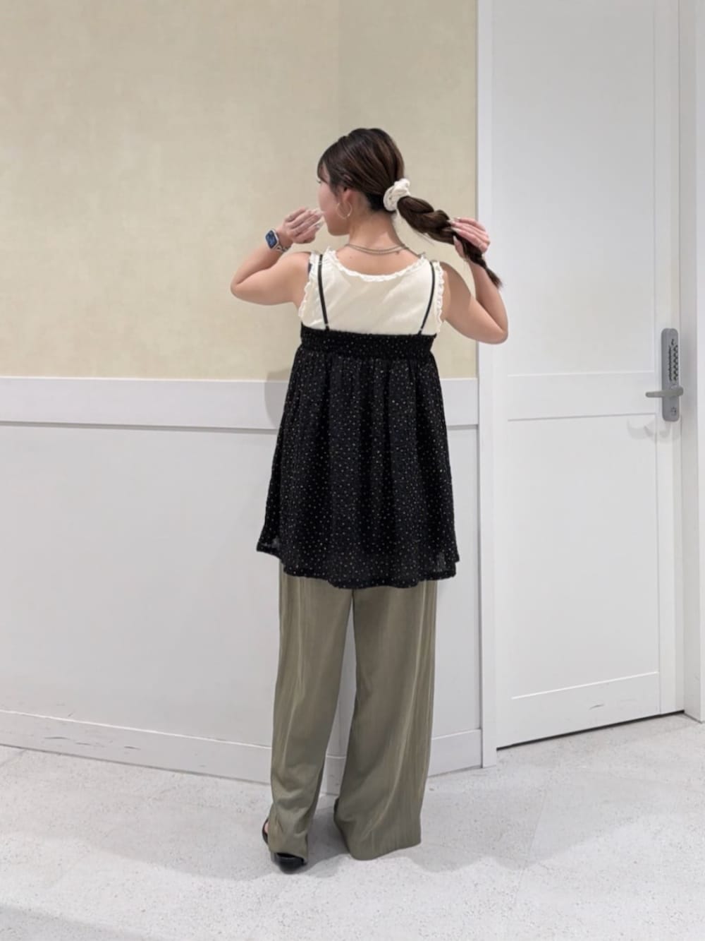 グリーン系のその他パンツ、ホワイト系のタンクトップ、ブラック系のキャミソールを着用したレディースの夏コーディネートの3枚目の写真