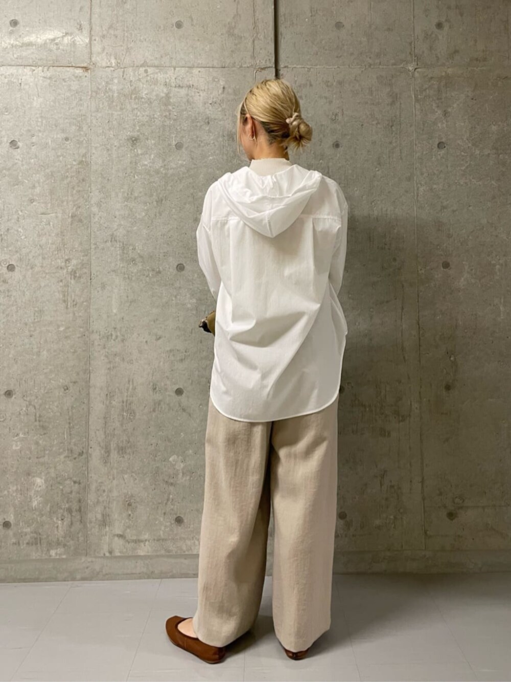 ホワイト系のニット/セーター、ホワイト系のブルゾン、ベージュ系のその他パンツを着用したレディースの春コーディネートの4枚目の写真