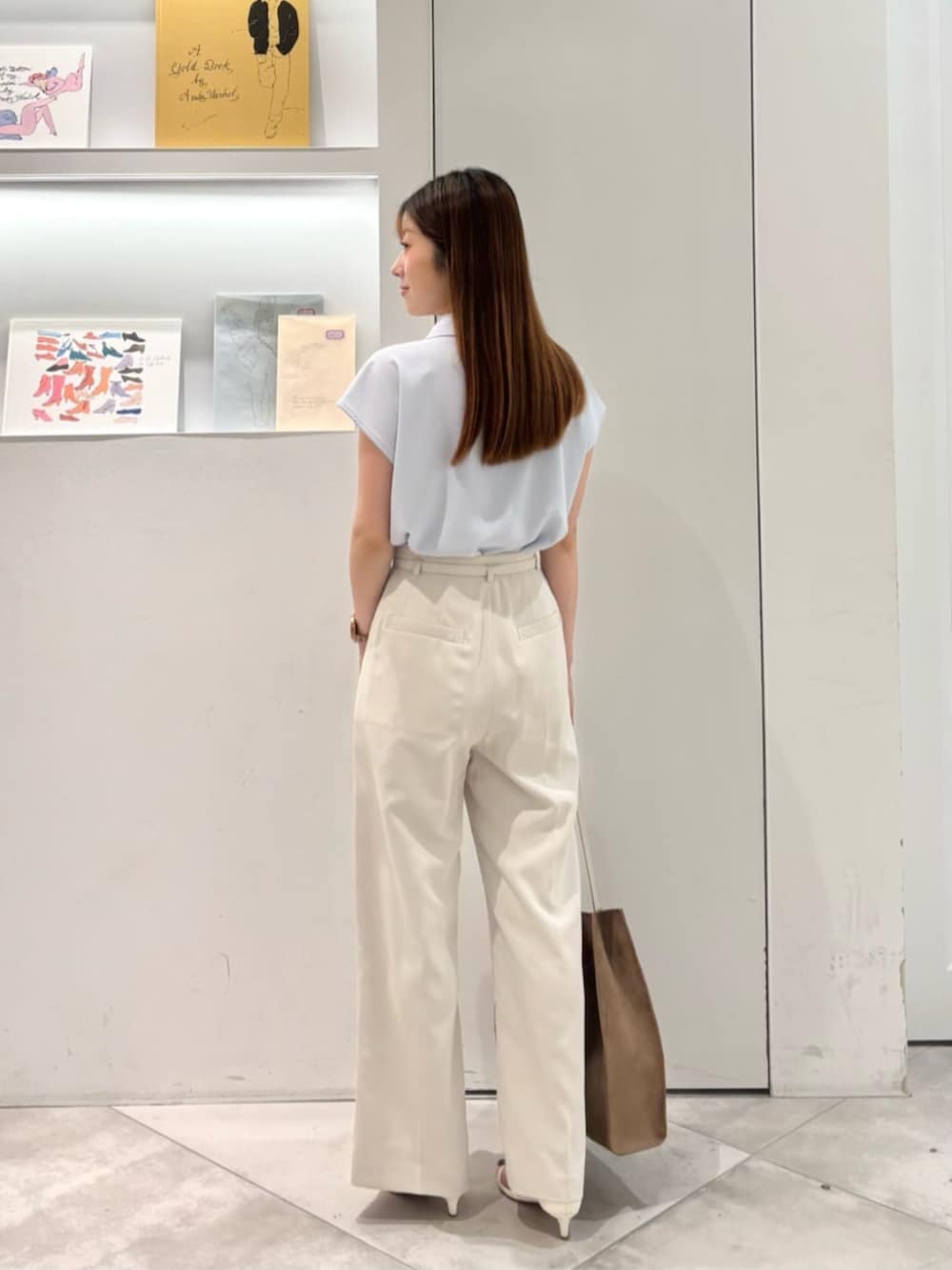 ベージュ系のその他パンツ、ブルー系のシャツ/ブラウス、ベージュ系のトートバッグを着用したレディースの夏コーディネートの6枚目の写真