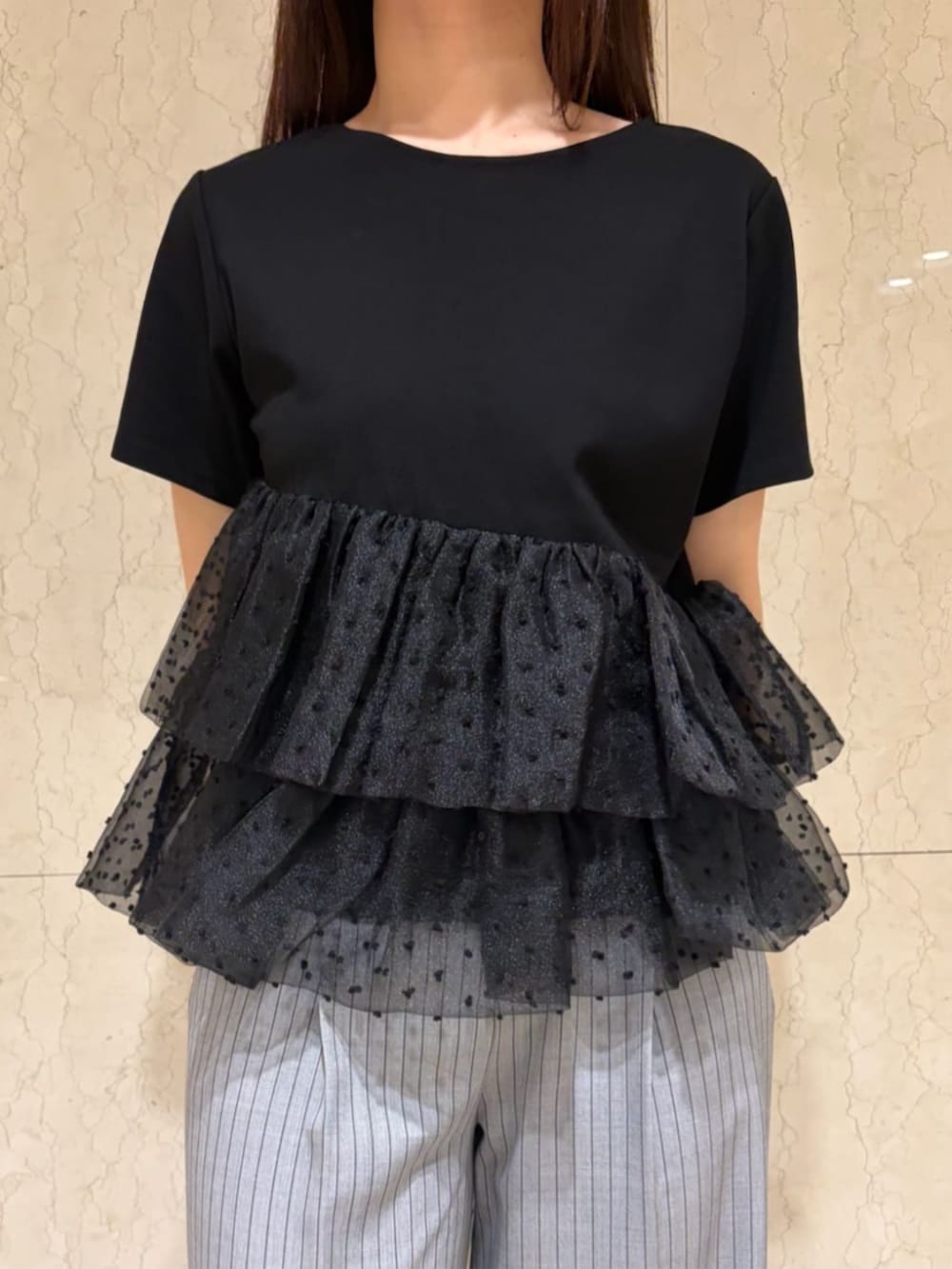 グレー系のその他パンツ、ブラック系のTシャツ/カットソーを着用したレディースの春コーディネートの3枚目の写真