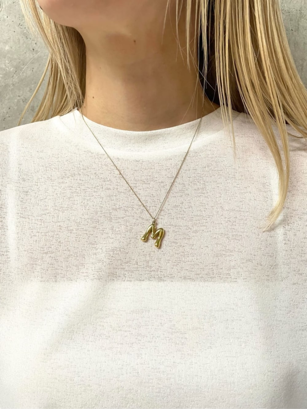 ホワイト系のスカート、グリーン系のその他パンツ、ホワイト系のTシャツ/カットソーを着用したレディースの春コーディネートの3枚目の写真