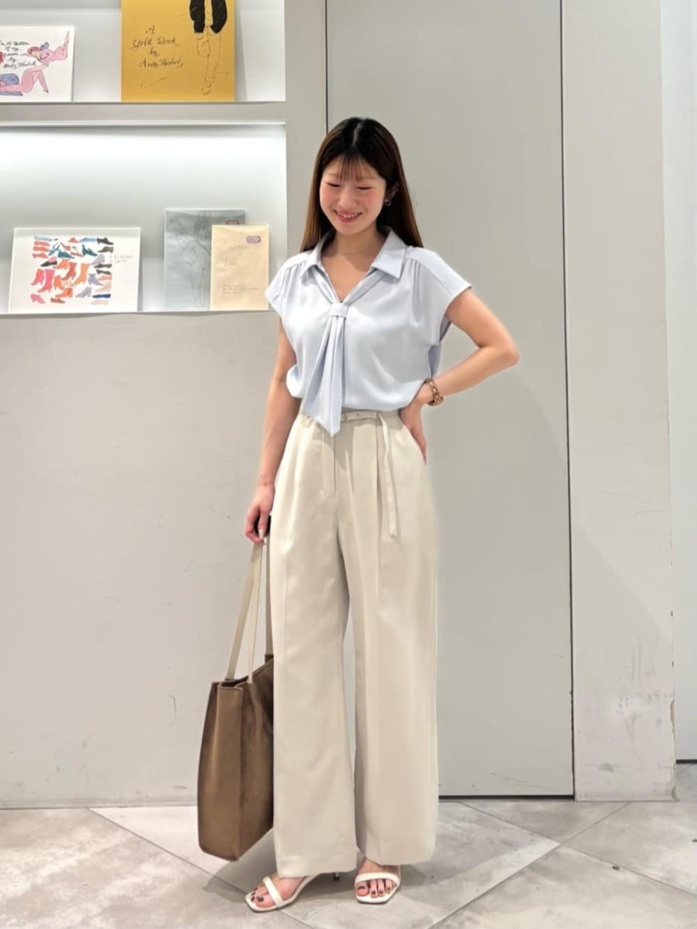 ベージュ系のその他パンツ、ブルー系のシャツ/ブラウス、ベージュ系のトートバッグを着用したレディースの夏コーディネートの3枚目の写真