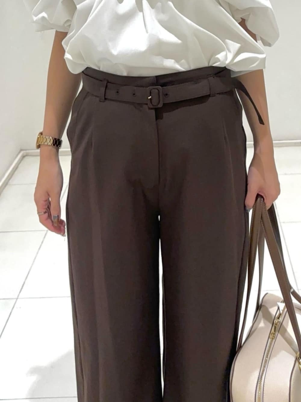 ホワイト系のシャツ/ブラウス、ブラウン系のその他パンツ、ホワイト系のボストンバッグを着用したレディースの夏コーディネートの9枚目の写真