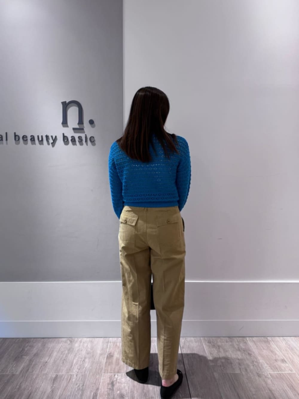 ブラック系のバレエシューズ、ブルー系のポロシャツ、ベージュ系のその他パンツを着用したレディースの春コーディネートの4枚目の写真