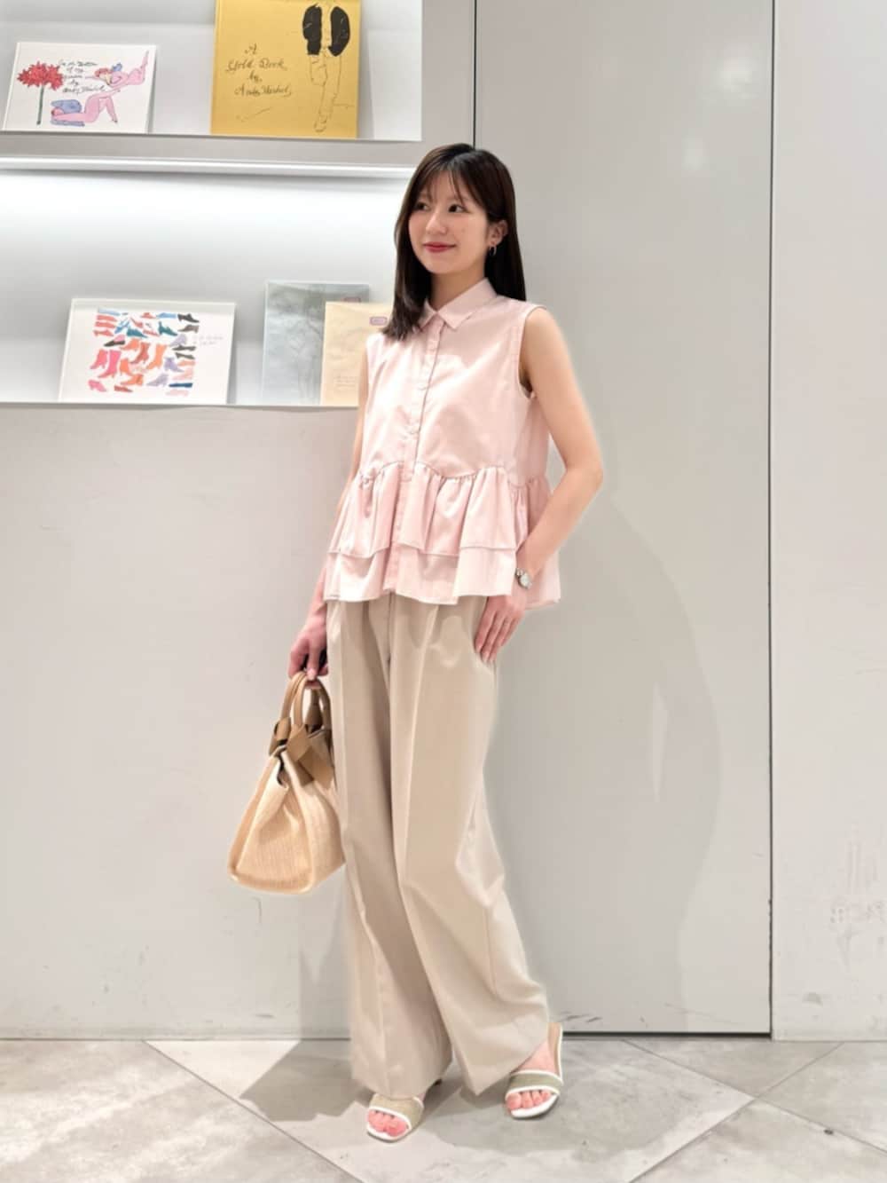 ピンク系のシャツ/ブラウス、ベージュ系のその他パンツ、ホワイト系のトートバッグを着用したレディースの夏コーディネートの4枚目の写真