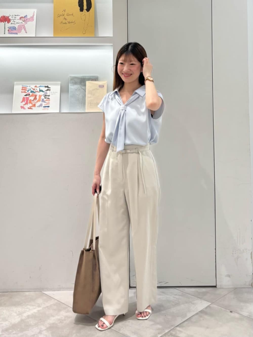 ベージュ系のその他パンツ、ブルー系のシャツ/ブラウス、ベージュ系のトートバッグを着用したレディースの夏コーディネートの4枚目の写真