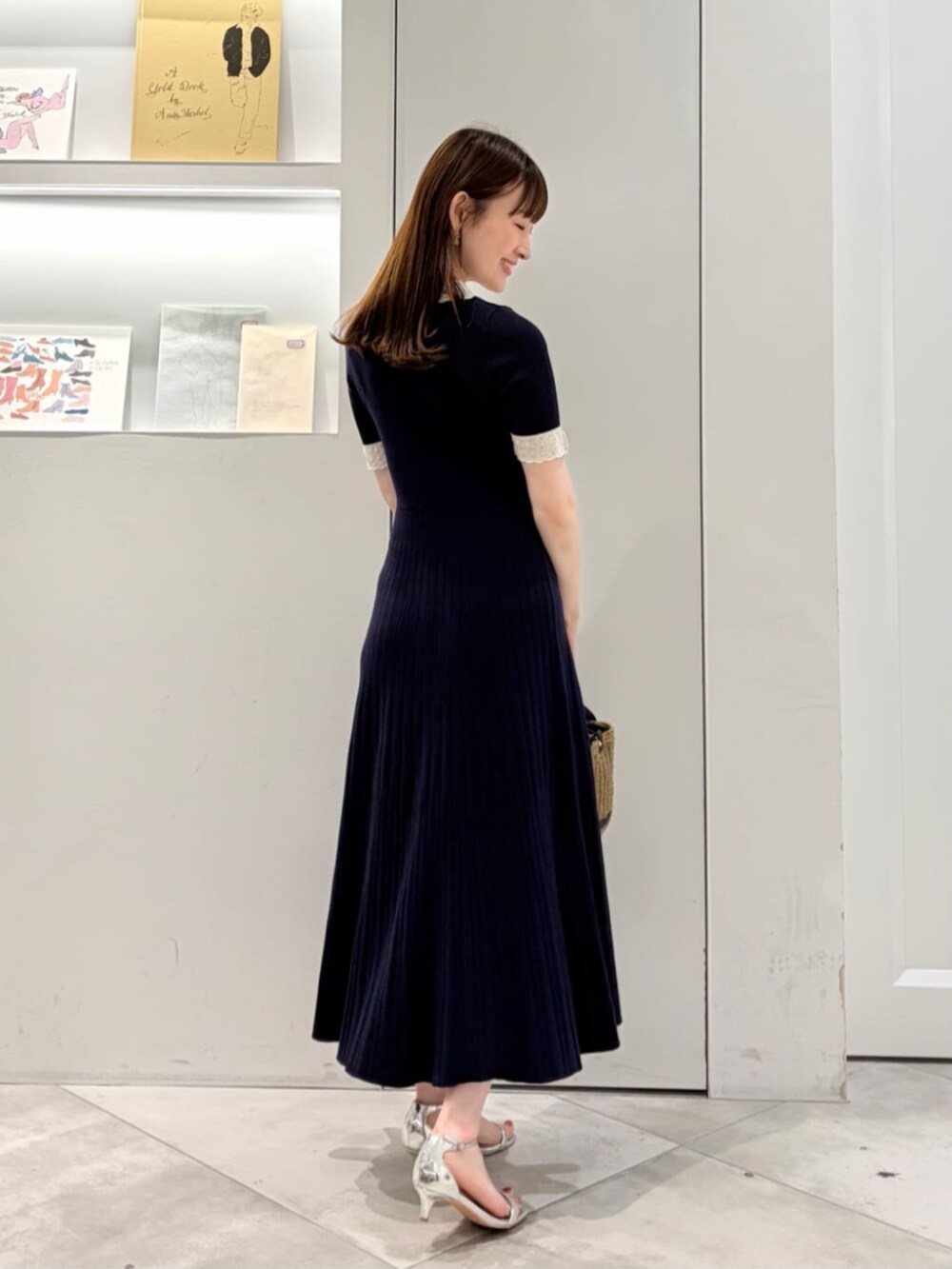 ブラック系のかごバッグ、ブルー系のワンピースを着用したレディースの夏コーディネートの4枚目の写真