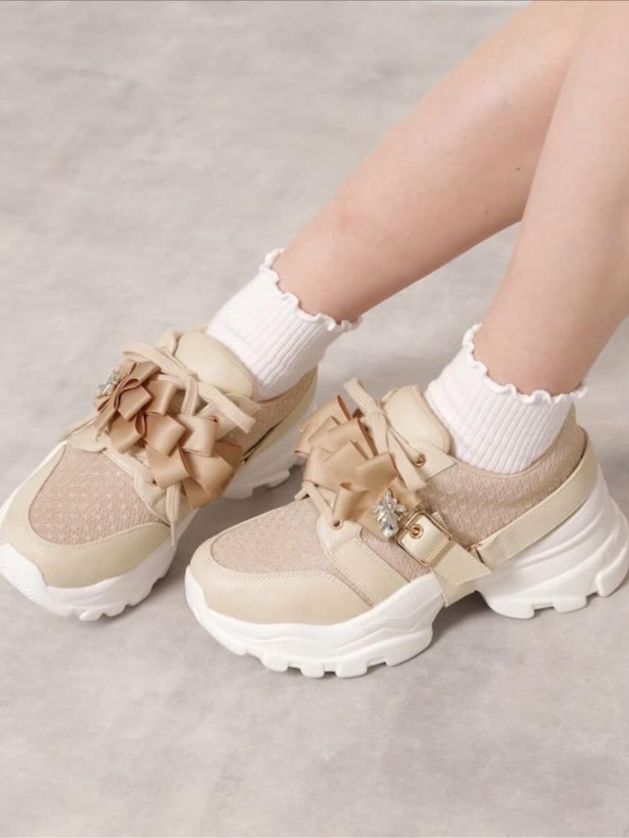 ベージュ系のその他パンツ、ベージュ系のスニーカーを着用したレディースの冬コーディネートの10枚目の写真