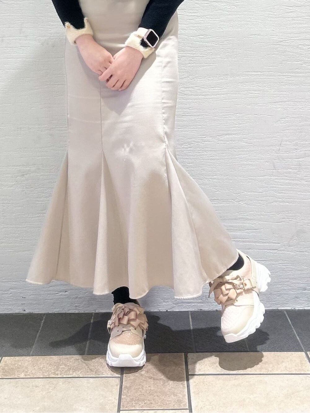 ベージュ系のその他パンツ、ベージュ系のスニーカーを着用したレディースの冬コーディネートの5枚目の写真
