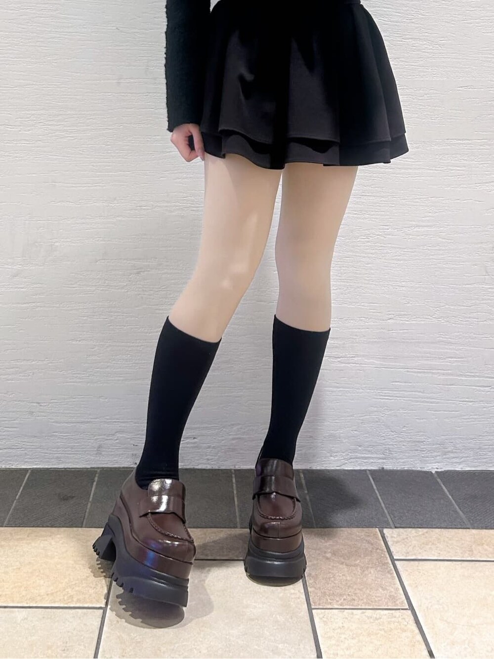 ブラウン系のパンプスを着用したレディースの冬コーディネートの5枚目の写真
