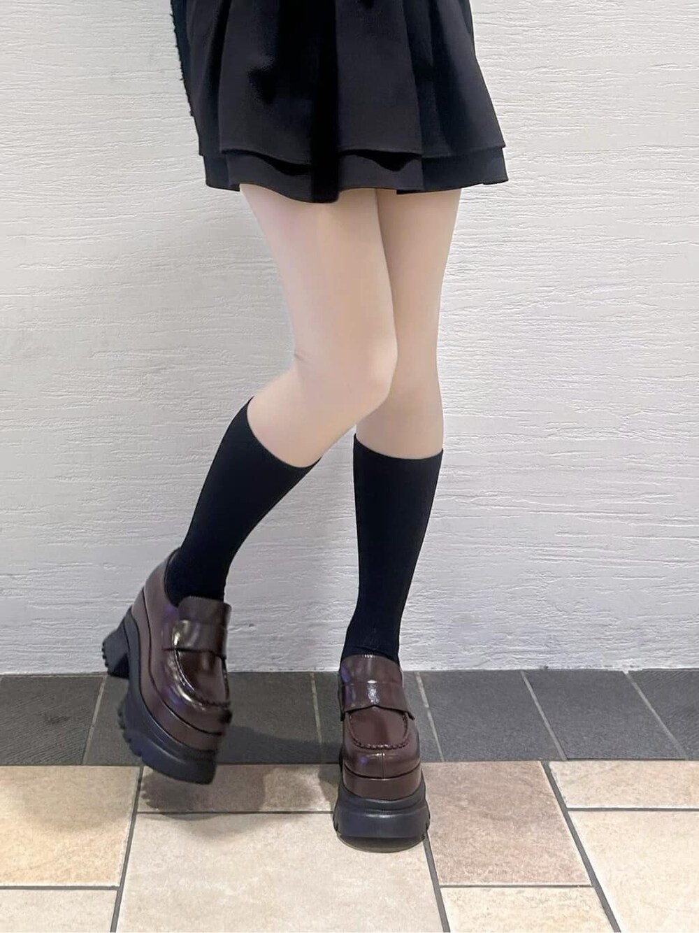 ブラウン系のパンプスを着用したレディースの冬コーディネートの3枚目の写真