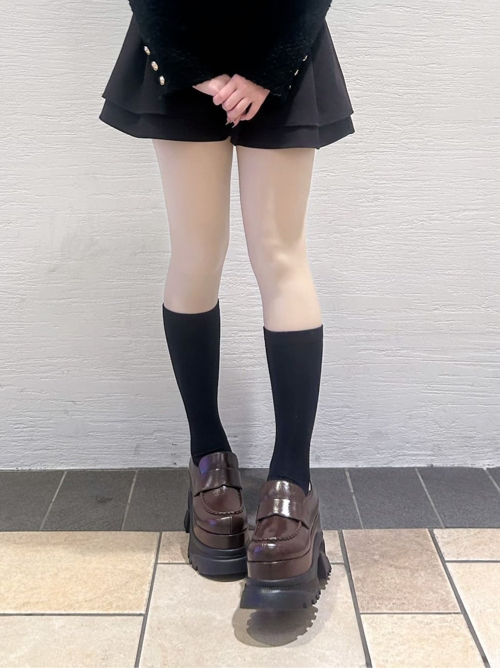 ブラウン系のパンプスを着用したレディースの冬コーディネートの4枚目の写真