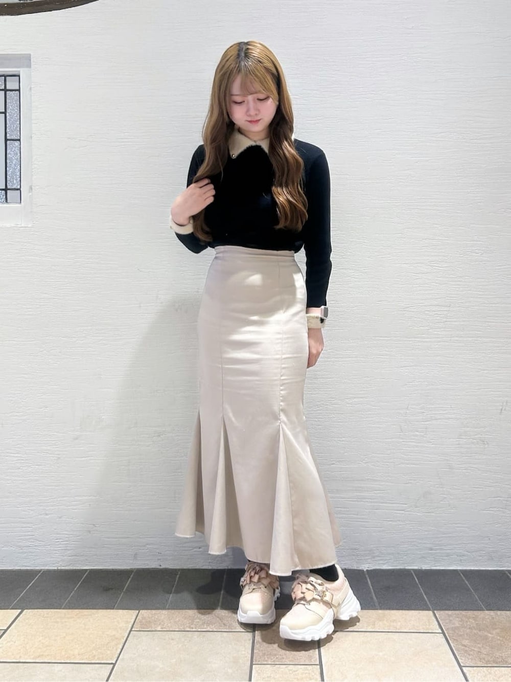 ベージュ系のその他パンツ、ベージュ系のスニーカーを着用したレディースの冬コーディネートの3枚目の写真