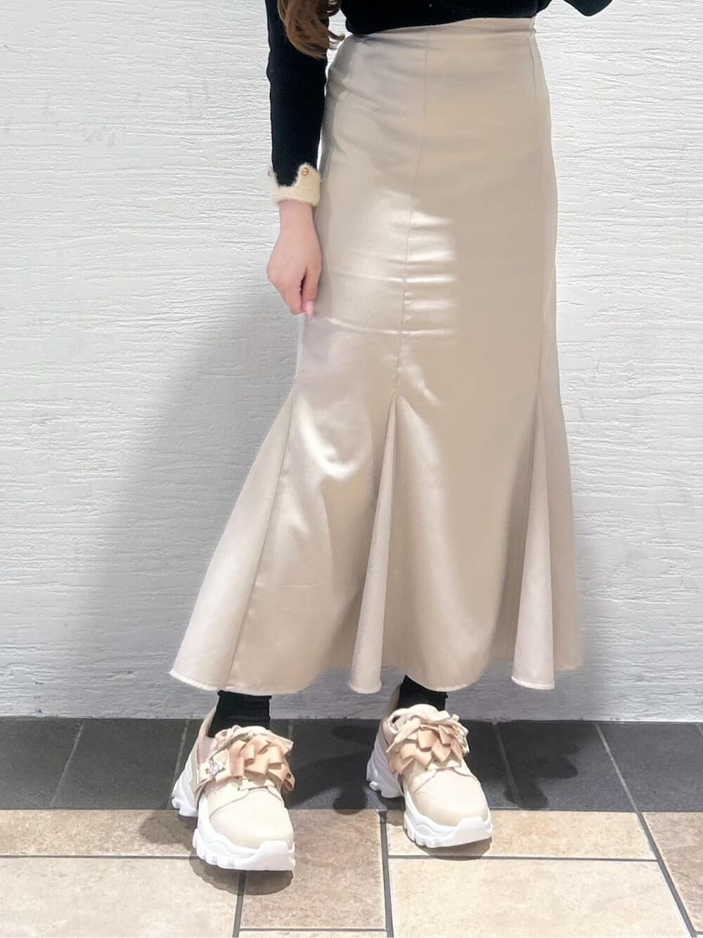 ベージュ系のその他パンツ、ベージュ系のスニーカーを着用したレディースの冬コーディネートの4枚目の写真