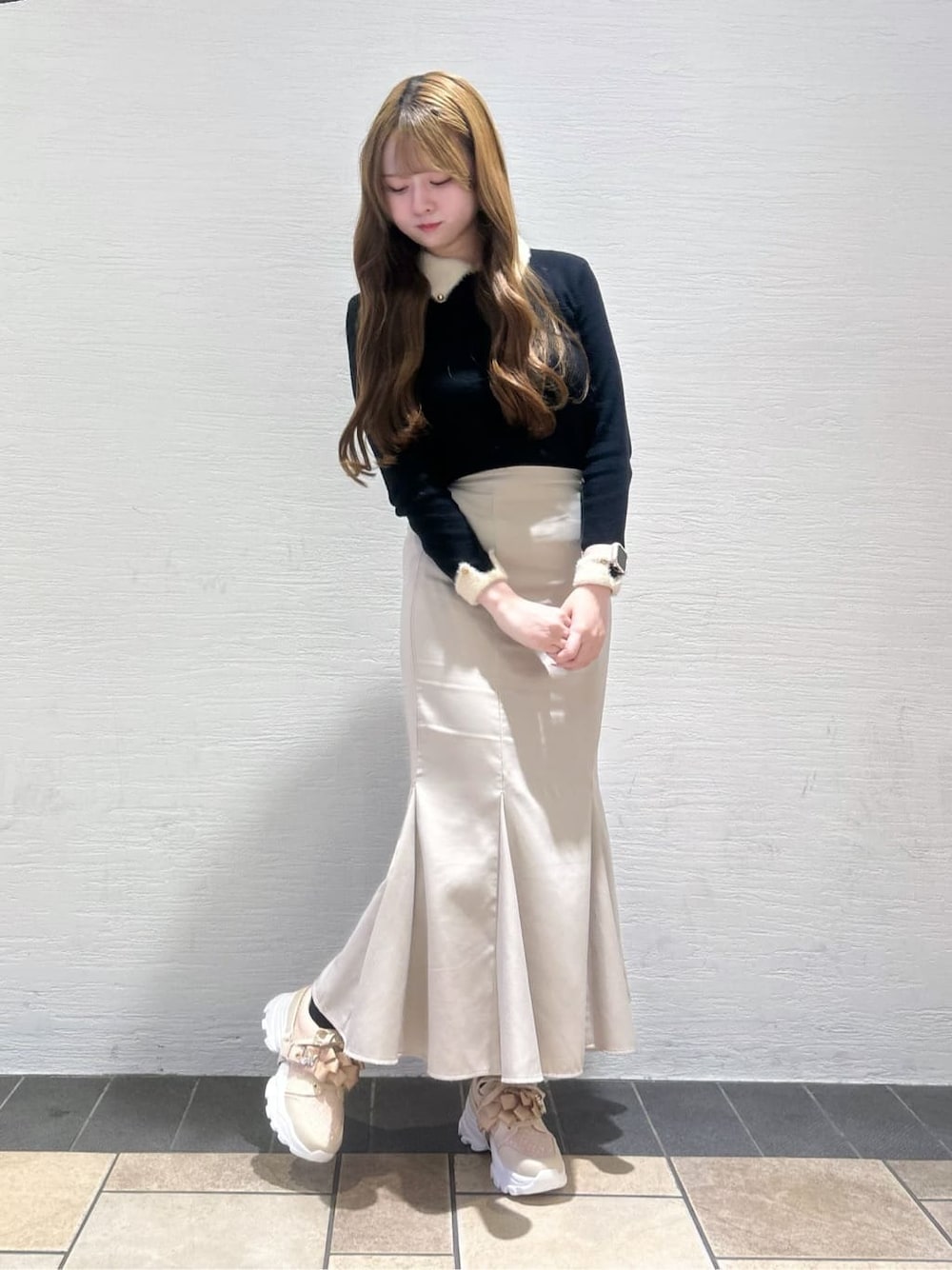ベージュ系のその他パンツ、ベージュ系のスニーカーを着用したレディースの冬コーディネートの2枚目の写真