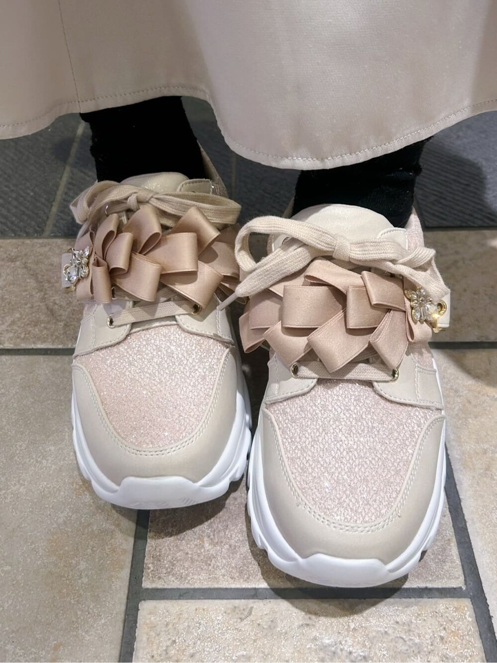 ベージュ系のその他パンツ、ベージュ系のスニーカーを着用したレディースの冬コーディネートの6枚目の写真
