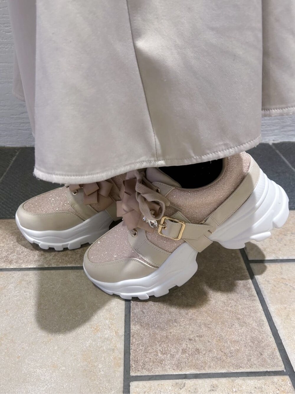 ベージュ系のその他パンツ、ベージュ系のスニーカーを着用したレディースの冬コーディネートの7枚目の写真