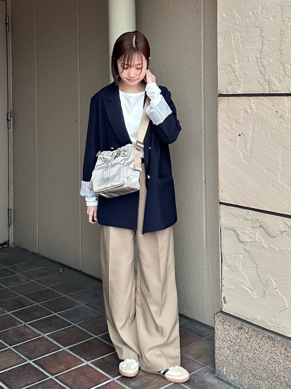 グレー系のショルダーバッグを着用したレディースの春コーディネートの4枚目の写真