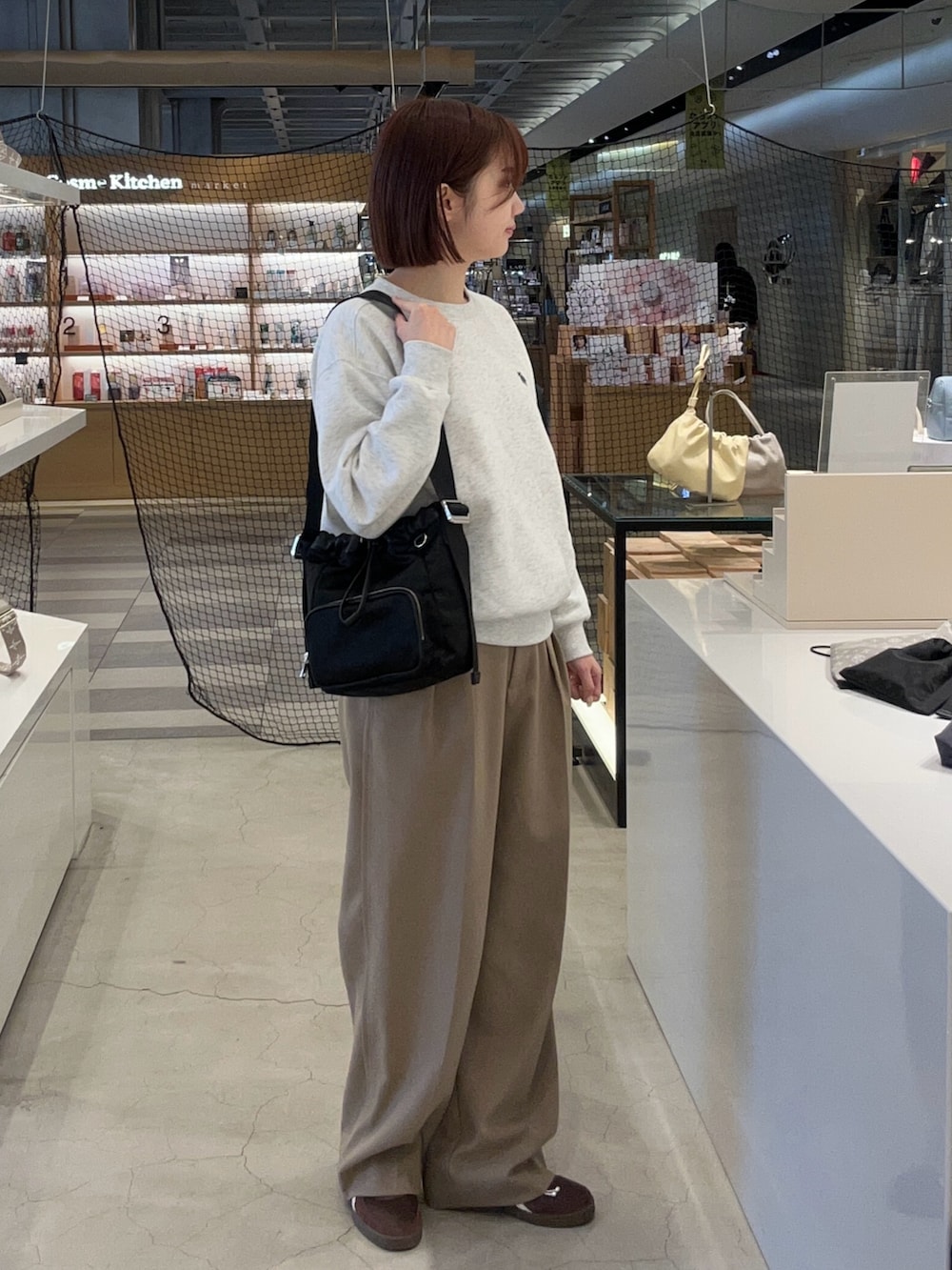 ブラック系のショルダーバッグを着用したレディースの春コーディネートの2枚目の写真