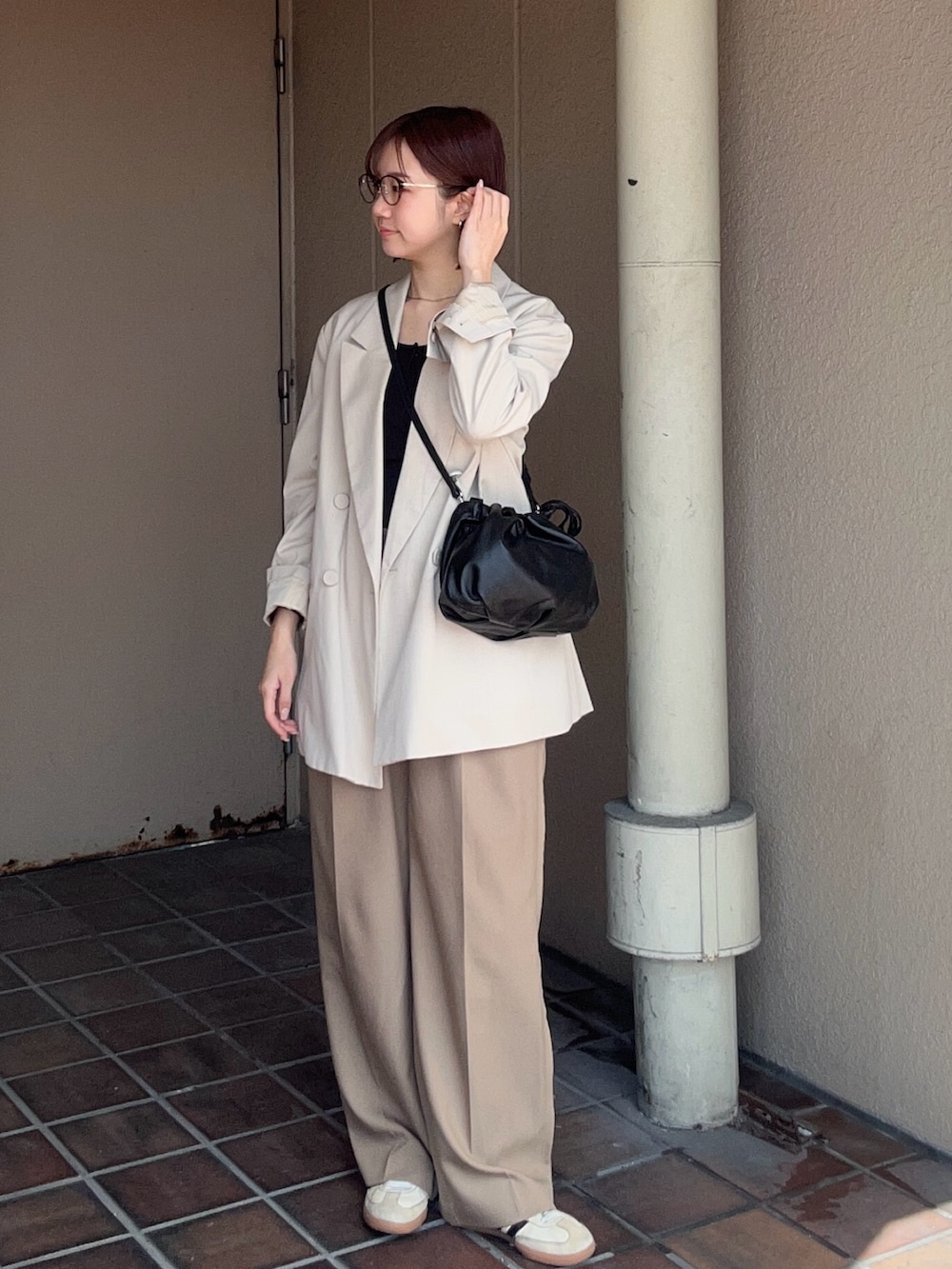 ブラック系のショルダーバッグを着用したレディースの春コーディネートの4枚目の写真