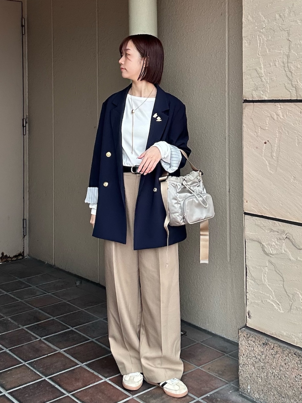 グレー系のショルダーバッグを着用したレディースの春コーディネートの2枚目の写真