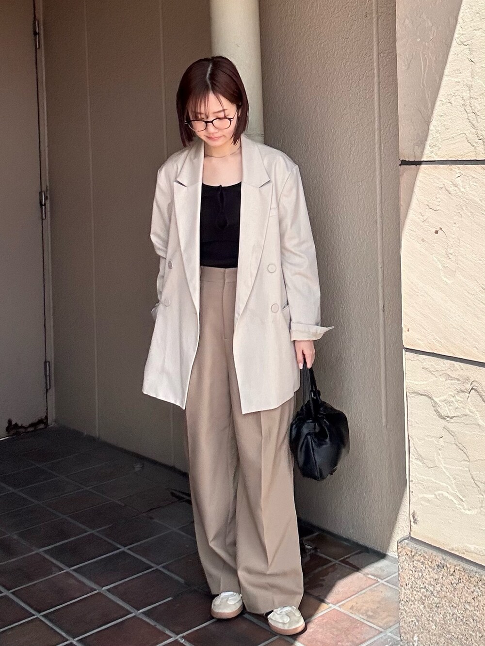 ブラック系のショルダーバッグを着用したレディースの春コーディネートの3枚目の写真