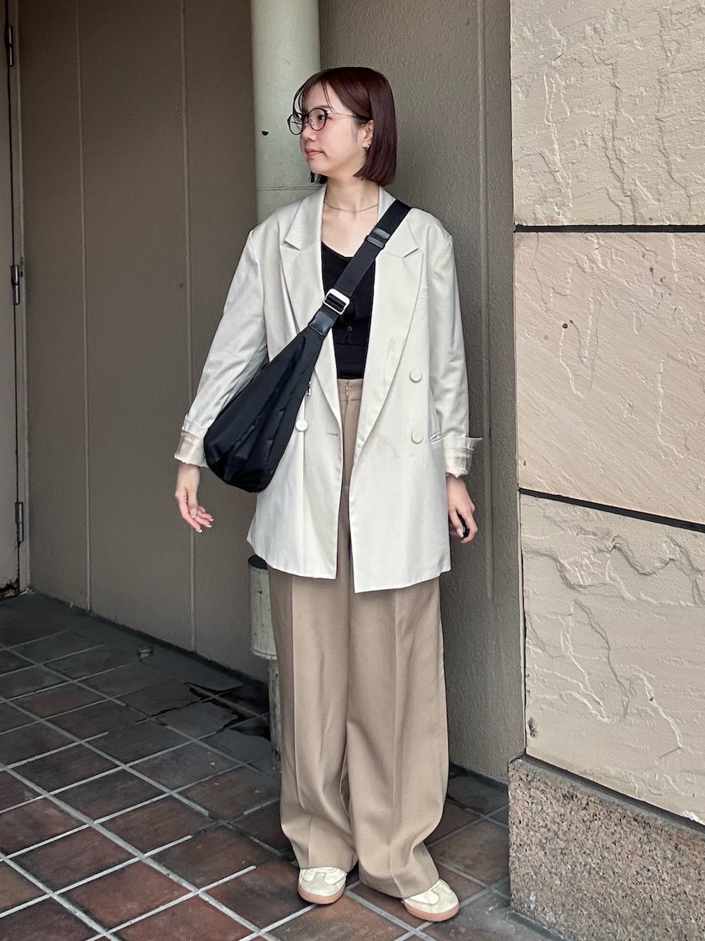 ブラック系のショルダーバッグを着用したレディースの春コーディネートの3枚目の写真