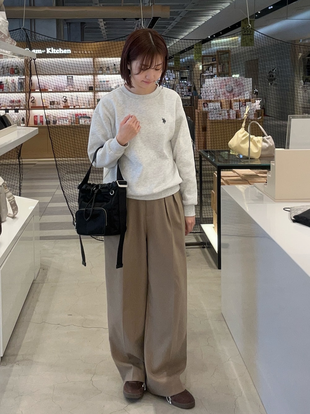 ブラック系のショルダーバッグを着用したレディースの春コーディネートの3枚目の写真